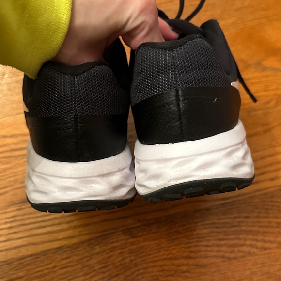 Nike Women’s Black and White Sneakers - Picture 4 of 5